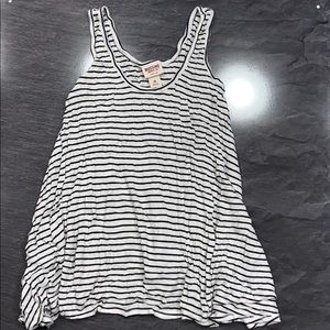 🌵3/$20• Black and White Stripped Tank Top